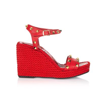 Kırmızı Deri Pimli Yandan Tokalı Hasırlı Kaplamalı Dolgu Topuklu Ayakkabı